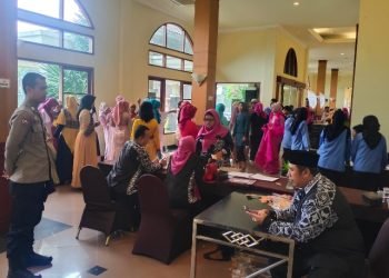 Personil Polsek Purwakarta Melaksanakan Pengamanan Wisuda di Hotel The Royale Krakatau