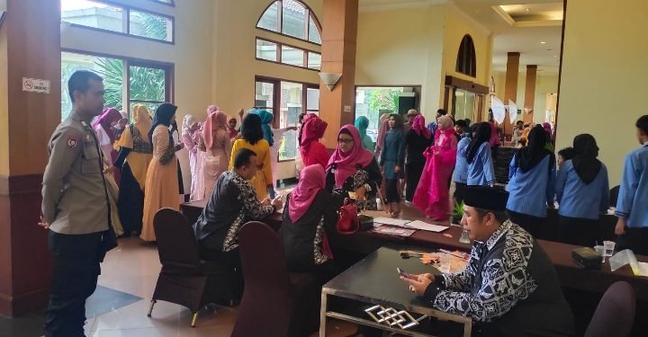 Personil Polsek Purwakarta Melaksanakan Pengamanan Wisuda di Hotel The Royale Krakatau