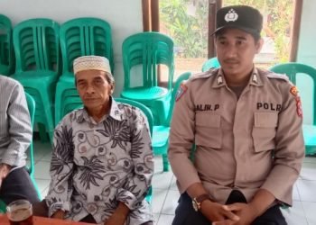 Berikan Himbauan Kamtibmas Bhabinkamtibmas Polsek Gunungkencana Polres Lebak Melaksanakan Giat Sambang Kepada Masyarakat