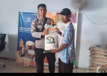 Hadirkan Rasa Aman, Personel Bhabinkamtibmas Polsek Bojonegara  Polres Cilegon Polda Banten Kawal Penyaluran Bantuan Pangan Tahap Kedua Tahun 2023
