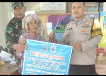 Hadir Di Desa Binaan, Personel Bhabinkamtibmas Polsek Bojonegara  Polres Cilegon Polda banten Pastikan Program Penyaluran BLT-DD Berjalan Lancar