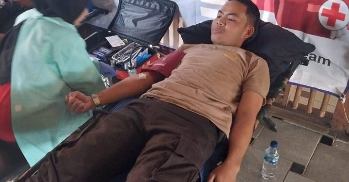 Personel Polsek Kopo Polres Serang Mengikuti Kegiatan Donor Darah Yang Diselenggarakan PT. Arwana Citra Mulia