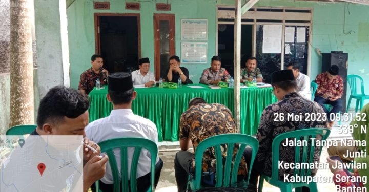 Aktif Kegiatan Desa, Bhabinkamtibmas Polsek Jawilan Polres Serang Hadiri Pelantikan Perangkat Desa Junti