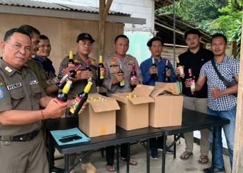 Respon Aduan Masyarakat, Unit Reskrim Polsek Petir dan Pol PP Kec. Petir melaksanakan Razia Miras di Darkum Polsek Petir Polres Serang