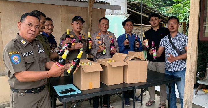 Respon Aduan Masyarakat, Unit Reskrim Polsek Petir dan Pol PP Kec. Petir melaksanakan Razia Miras di Darkum Polsek Petir Polres Serang