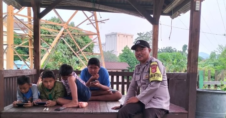 Datangi Anak-anak, Bhabinkamtibmas Polsek Ciwandan Polres Cilegon Polda Banten Kenalkan Tugas Kepolisian