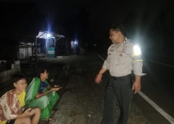 Sambangi Anak Remaja, Anggota Polsek Wanasalam Polres Lebak Berikan Himbauan Kamtibmas
