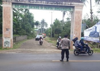 Hadir Di Tengah masyarakat, Anggota Polsek Wanasalam memberikan pelayanan kepada Pengguna Jalan Raya