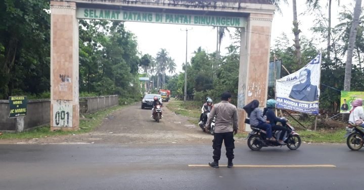 Hadir Di Tengah masyarakat, Anggota Polsek Wanasalam memberikan pelayanan kepada Pengguna Jalan Raya