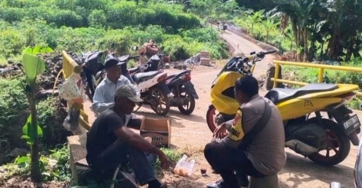 Dalam Berbagai Kesempatan, Personel Bhabinkamtibmas Polsek Mancak Polres Cilegon Polda Banten Monitoring Kamtibmas Desa Binaan