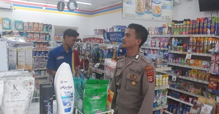 Bhabinkamtibmas Polsek Wanasalam Polres Lebak Sambangi Minimarket Beri Himbauan Kepada Karyawan