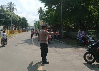 Hadir Di Tengah masyarakat, Anggota Polsek Wanasalam memberikan pelayanan kepada Pengguna Jalan Raya