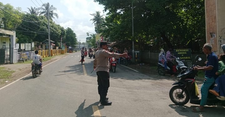 Hadir Di Tengah masyarakat, Anggota Polsek Wanasalam memberikan pelayanan kepada Pengguna Jalan Raya