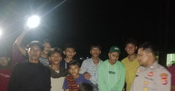 Sambangi Anak Remaja, Anggota Polsek Wanasalam Polres Lebak Berikan Himbauan Kamtibmas
