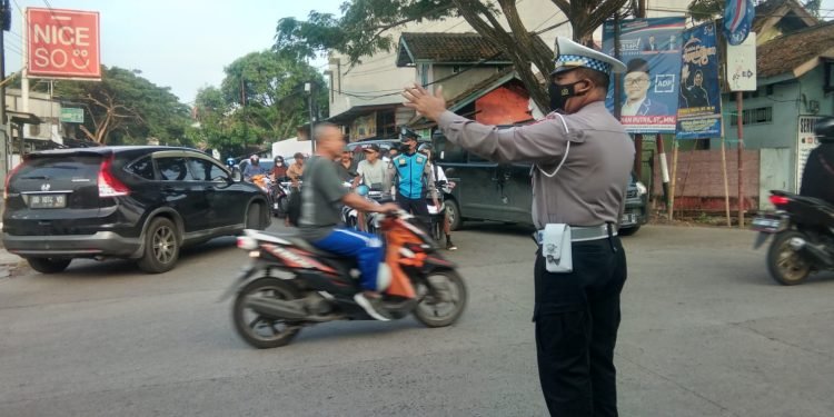 Personil Lalu lintas Polsek Cilegon Polres Cilegon Polda Banten Laksankan Pengaturan Lalulintas