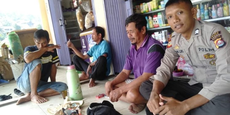 Bhabinkamtibmas Polsek Sobang Polres Lebak Sambangi warga Desa Sobang Kp. Cikawah Desa. sobang Kecamatan Sobang