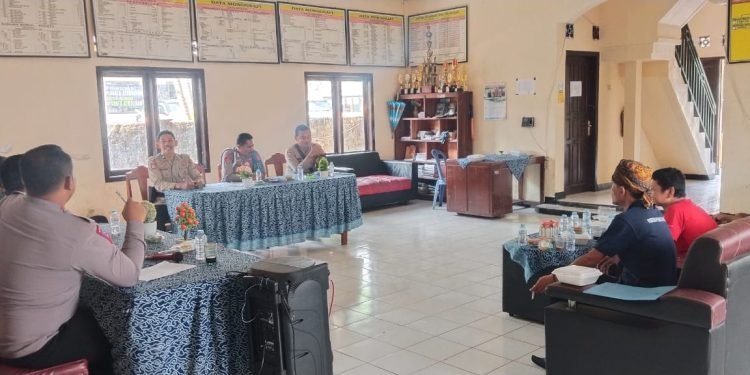 Kapolsek Cibeber Polres Lebak Laksanakan Jum’at Curhat Bersama Babinsa Koramil Bayah Cibeber dan Warga Masyarakat Desa Cikotok