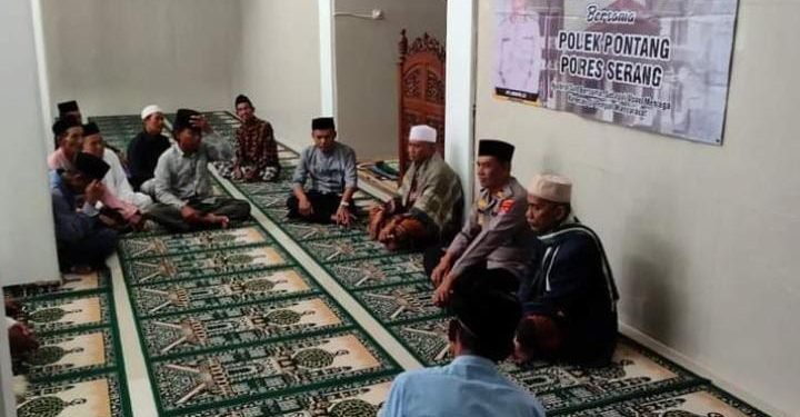Gelar Jumat Curhat, Kapolsek dengarkan Keluhan Warga Pontang Begog
