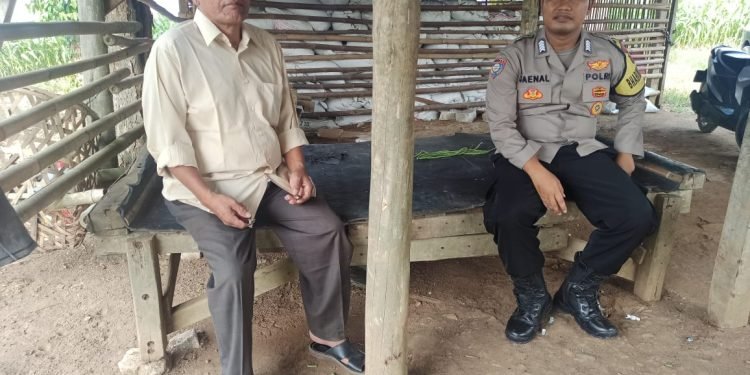 Bhabinkamtibmas Polsek Jawilan Polres Serang Bripka Jaenal Melaksanakan Door To Door Syatem (DDS) ke Tokoh Masyarakat