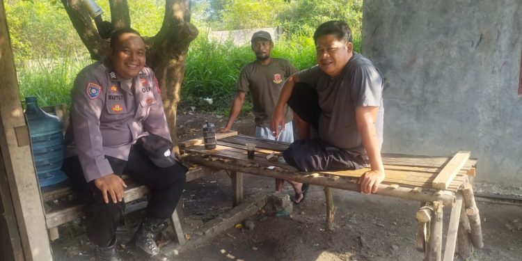 Jaring Informasi Bhabinkamtibmas Polsek Rangkasbitung Polres Lebak Giat Silaturahmi Ke Warga