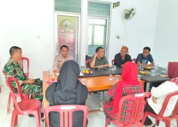 Bhabinkamtibmas Polsek Rangkasbitubg Polres Lebak Hadiri Musyawarah Kempemilikan Lahan Kantor Desa Narimbang Mulia