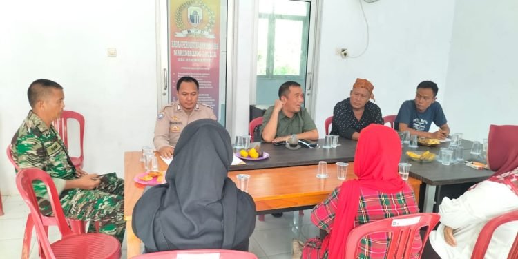 Bhabinkamtibmas Polsek Rangkasbitubg Polres Lebak Hadiri Musyawarah Kempemilikan Lahan Kantor Desa Narimbang Mulia