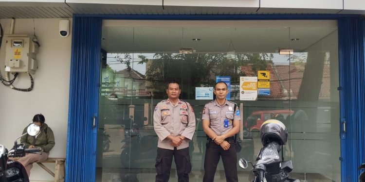 Kanit Binmas Polsek Rangkasbitung Polres Lebak Berikan Penyuluhan Kambtibmas Ke Satpam Bank BCA