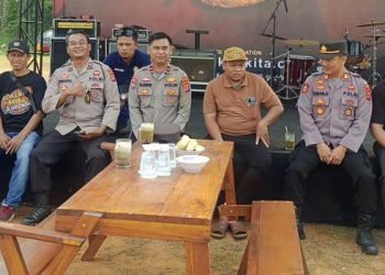 Jalin Silaturahmi Dengan Kades Nameng Kapolsek Rangkasbitung Polres Lebak Laksanakan Giat Sambang