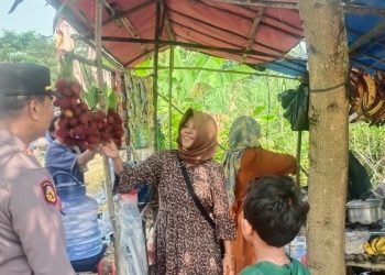 Kapolsek Rangkasbitung Polres Lebak hampiri Pedagang Kaki Lima di Desa Nameng Sampaikan Pesan Kamtibmas