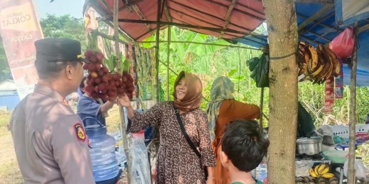 Kapolsek Rangkasbitung Polres Lebak hampiri Pedagang Kaki Lima di Desa Nameng Sampaikan Pesan Kamtibmas