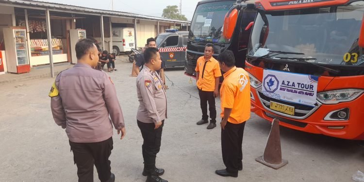 Berikan Rasa Aman, Personil Polsek  Cibeber hadir  di Area Rest area Lingkar Selatan Cibeber
