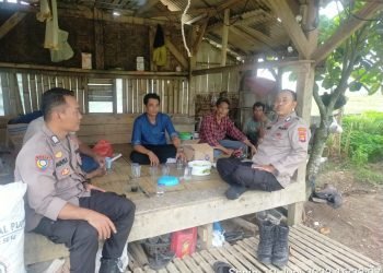 Anggota Polsek Rangkasbitung Polres Lebak Sambangi Warga Kampung Pariuk