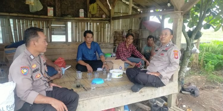 Anggota Polsek Rangkasbitung Polres Lebak Sambangi Warga Kampung Pariuk