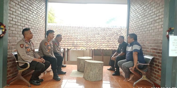 Jalin Silaturahmi Dengan Pengelola Wisata Gua Maria Kapolsek Rangkasbitung Polres Lebak Laksanakan Giat Sambang
