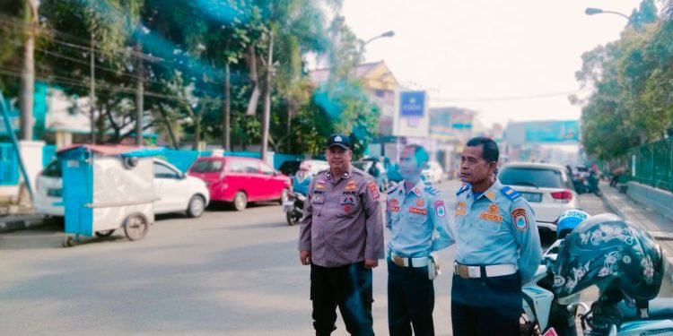 Jalin Kerjasama Kanit Sabhara Polsek Rangkasbitung Polres Lebak Sambangi Petugas Dishub di Depan Rabinsa