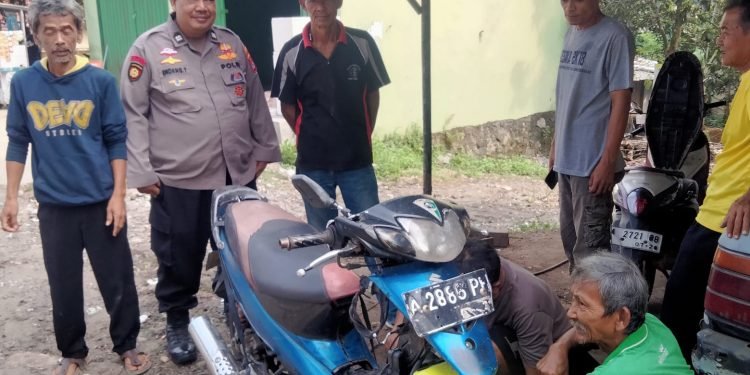Anggota Polsek Rangkasbitung Polres Lebak Sambangi Pemilik Bengkel Motor di Kampung Cihareno Sampaikan Pesan Kamtibmas