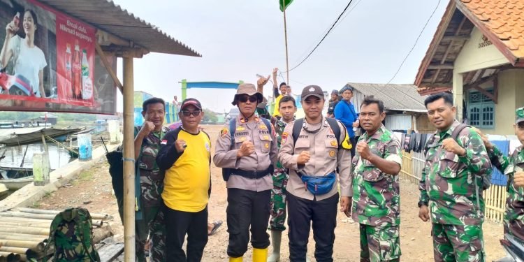 Kapolsek Pontang Polres Serang dan Danramil Pontang ngobrol bareng dengan Pak Camat Kecamatan Pontang dalam Sinergitas 3 Pilar