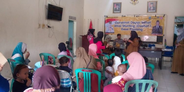 Anggota Polsek Pontang Polres Serang Hadiri Kegiatan Operasional Dapur Sehat Atasi Stunting di Desa Pontang di Kecamatan Pontang