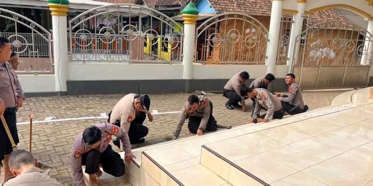 Dalam rangka HUT Bhayangkara ke-77, Polres Serang melaksanakan Bhakti Sosial