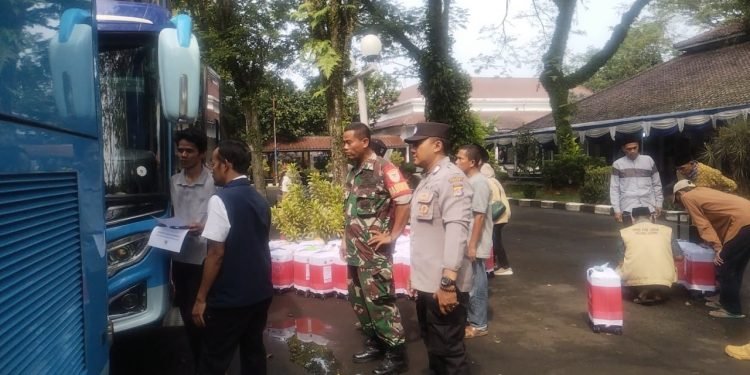 Anggota Polsek Rangkasbitung Polres Lebak Pantau Barangbawaan Jema’ah Haji di Bagasi Bus