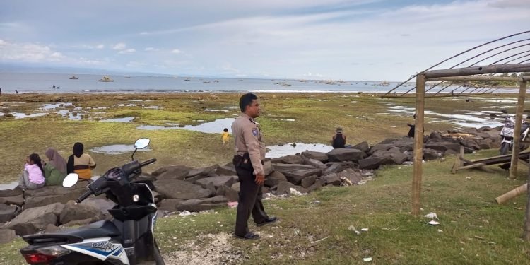 Dengan Cara Humanis Anggota Polsek Wanasalam Polres Lebak Ciptakan Situasi Kamtibmas Yang Aman, nyaman Dan Kondusif Di Kawasan Wisata Tanjung Panto