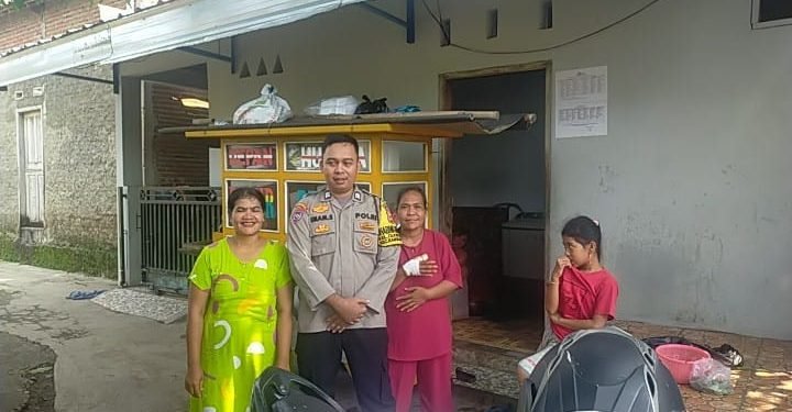 Bhabinkamtibmas Polsek Rangkasbitung Polres Lebak Temui Pedagang Bubur di Kampung Selahaur