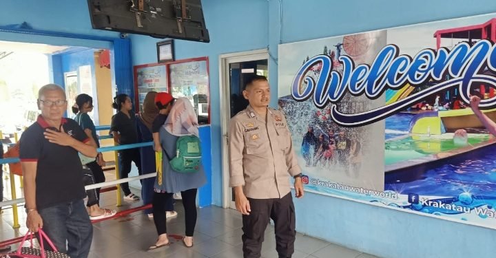 Antisipasi Pengunjung Meloncak Personil Polsek Purwakarta Kordinasi dengan pengelola Wahana Rekreasi Kolam Renang Krakatau Water Word