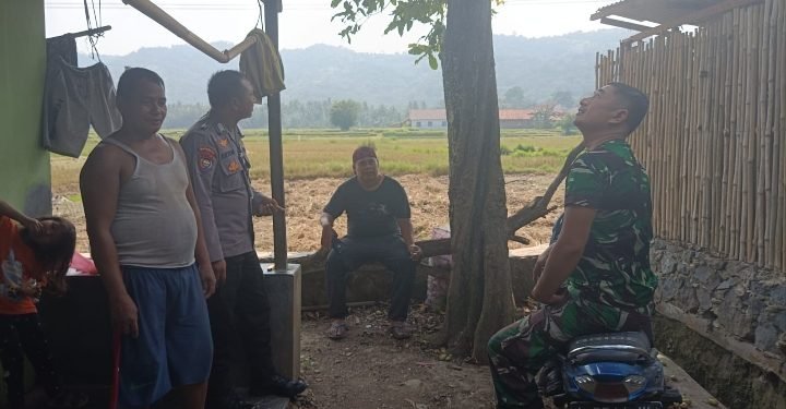Sinergi TNI-POLRI dalam Menjaga situasi kamtibmas Kondusif melaksanakan sambang warga
