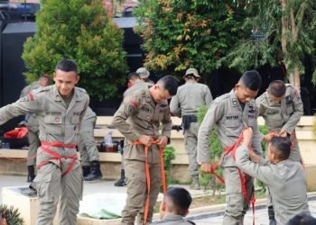 Guna Meningkatkan Kemampuan, Personel Satbrimob Polda Banten Gelar Latihan SAR Rappeling