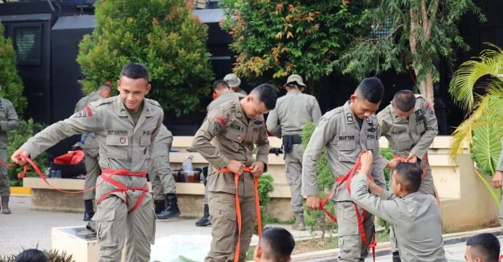 Guna Meningkatkan Kemampuan, Personel Satbrimob Polda Banten Gelar Latihan SAR Rappeling
