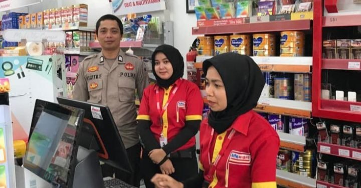 Bhabinkamtibmas Polsek Wanasalam Polres Lebak Sambangi Minimarket Beri Himbauan Kepada Karyawan