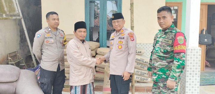 Kapolsek Petir Polres Serang Melaksanakan Baksi Sosial Dalam HUT Bhayangkara Ke-77 Tahun Di Ponpes Assalafiyah Assubulussalam Petir