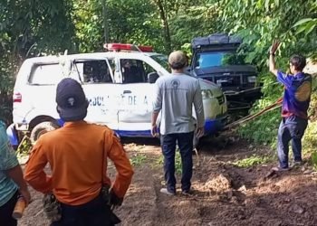 Tarik Mobil Ambulance Dari Jurang, Jajaran Personel Polsek Mancak Polres Cilegon Polda Banten Bergabung Dengan Team Evakuasi