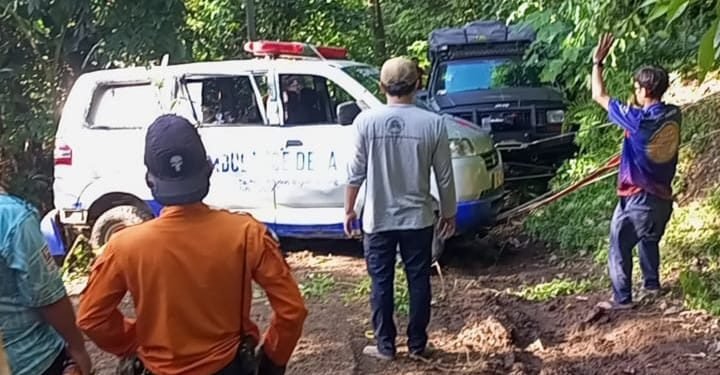 Tarik Mobil Ambulance Dari Jurang, Jajaran Personel Polsek Mancak Polres Cilegon Polda Banten Bergabung Dengan Team Evakuasi